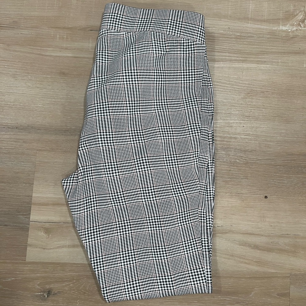 Old Navy Black and White Plaid Pants/Leggings with hints of red